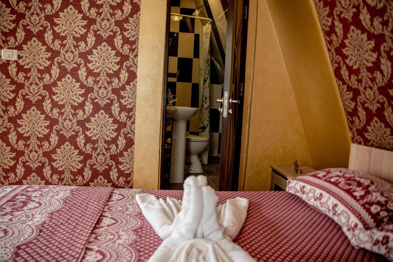 Casa Robi Hotel Pestisani Exterior photo